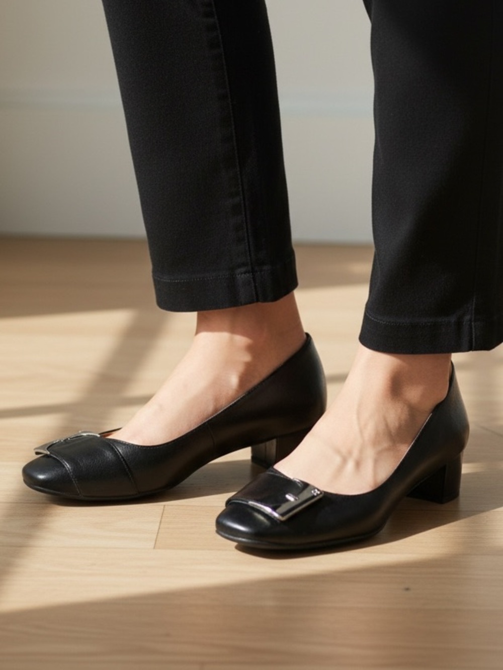 NATURALIZER (6W) Leather Francis Pumps Low Silver Metal Detail Cushioned Black